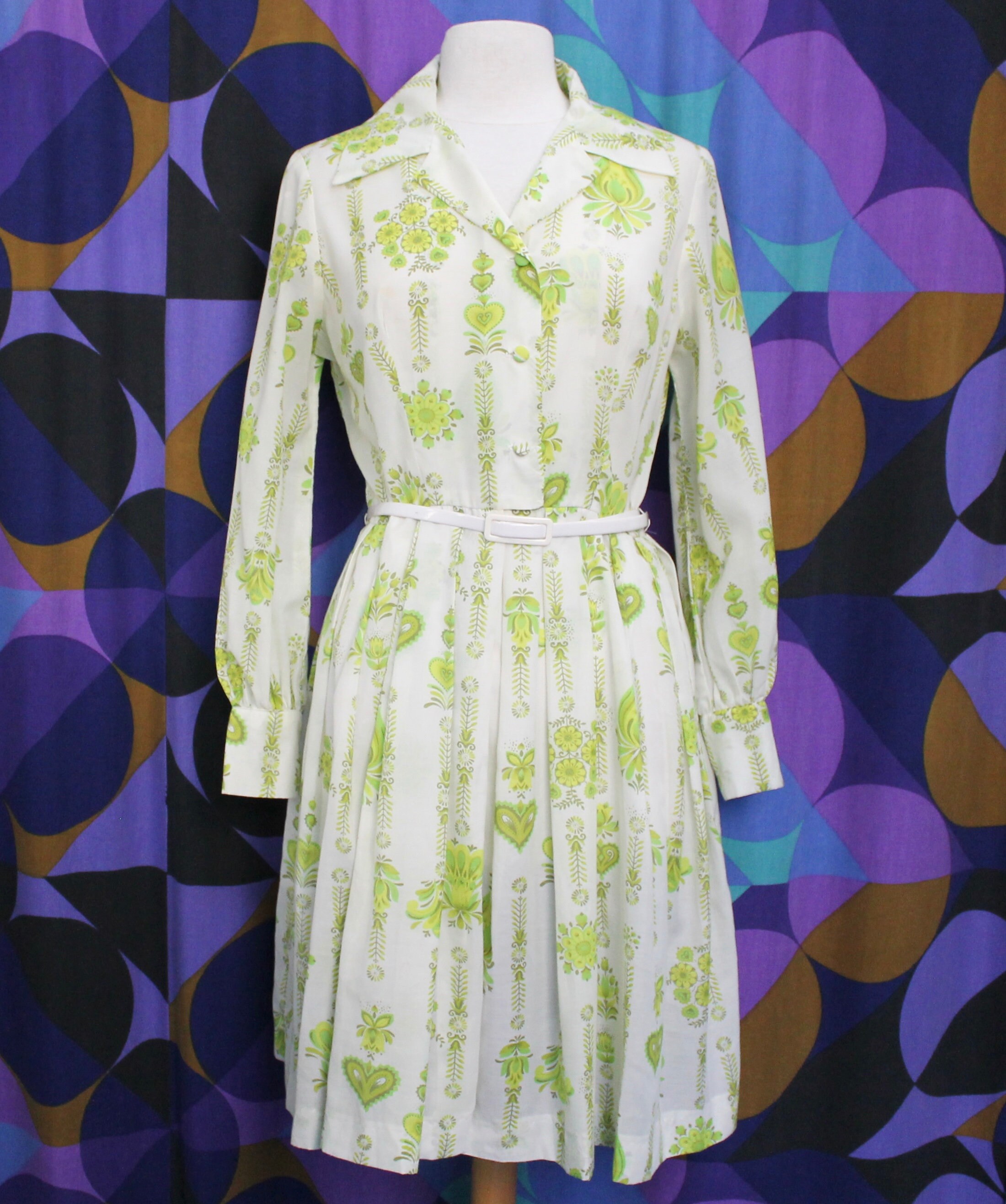 Image of Beautiful Vintage S S White & Green Print Button Front Dress With Full Pleated Skirt Thin Waist Belt Uk Size /