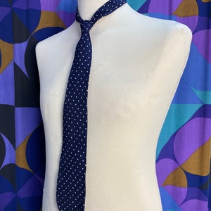 Fabuleuse cravate vintage des années 60 à imprimé pois bleu marine et blanc fabriquée en Angleterre par Tootal image 3
