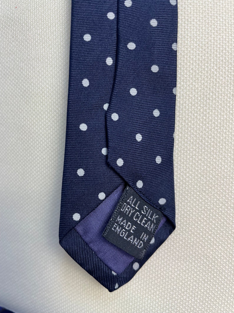 Cravate classique en soie à imprimé pois bleu marine et blanc des années 60 et 70, fabriquée en Angleterre pour Jenners Edinburgh image 9