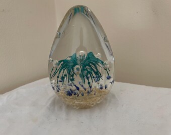 Pisapapeles antiguo de cristal abovedado y pesado con flores coloridas - 3,5 pulgadas de alto