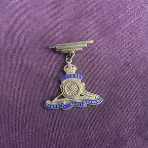 SALE Vintage Military Cap Badge Ubique Quo Fas et Gloria Ducent - Hahn's World of Surplus & Survival