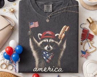 Wilder & freier Waschbär-Filliger Juli-T-Shirt, USA-Unabhängigkeitstag-Trägershirt, lustiges Waschbär-T-Stück, Vaterländisches Hemd