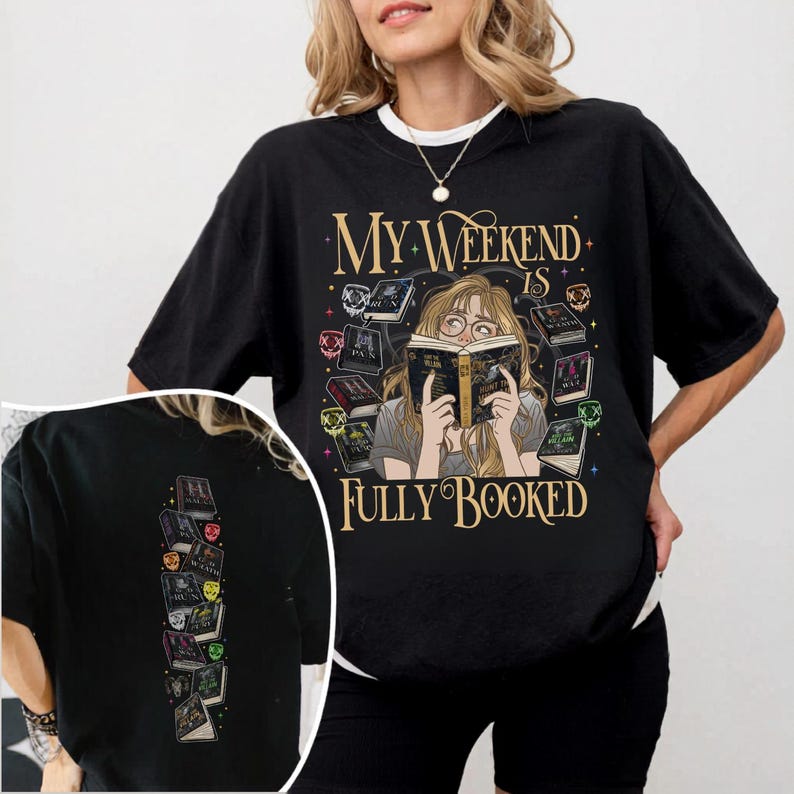 Pu&ograve; includere: T-shirt nero con la scritta dorata "My Weekend Is Fully Booked". La grafica presenta una persona che legge un libro circondata da altri libri. Il retro della maglietta ha una pila di libri.