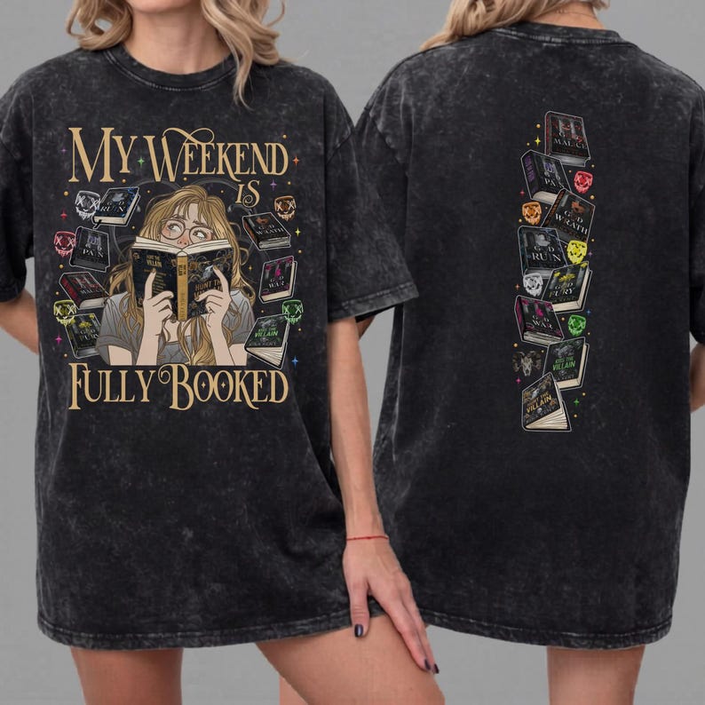 Pu&ograve; includere: T-shirt nero con la scritta "My Weekend Is Fully Booked" e una grafica di una persona che legge circondata da libri. Il retro della maglietta presenta una pila verticale di libri illustrati.