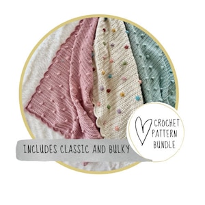 Puede incluir: Tres mantas de bebé de crochet en rosa, blanco con puntos de colores y azul claro. Las mantas están dobladas y dispuestas en círculo. El texto "CROCHET PATTERN BUNDLE" e "INCLUDES CLASSIC AND BULKY" es visible.