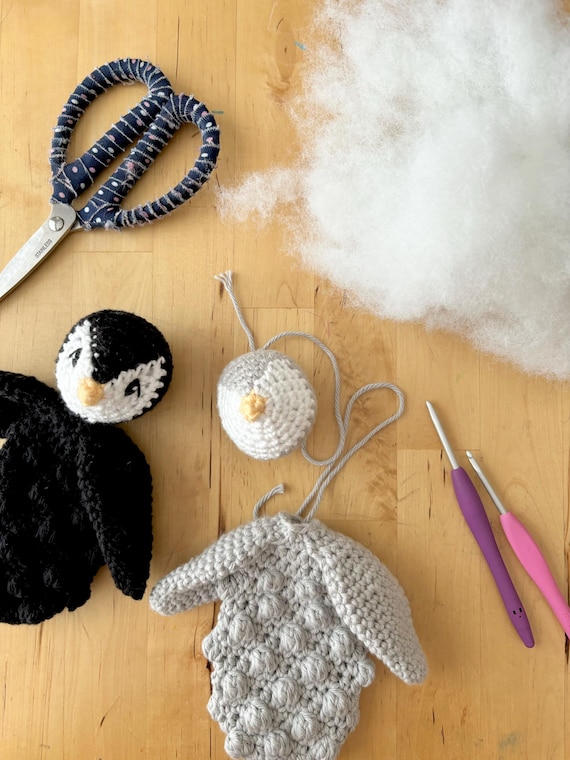 Patrón de crochet para mordedor de pingüino Penguin Bitty Buddy