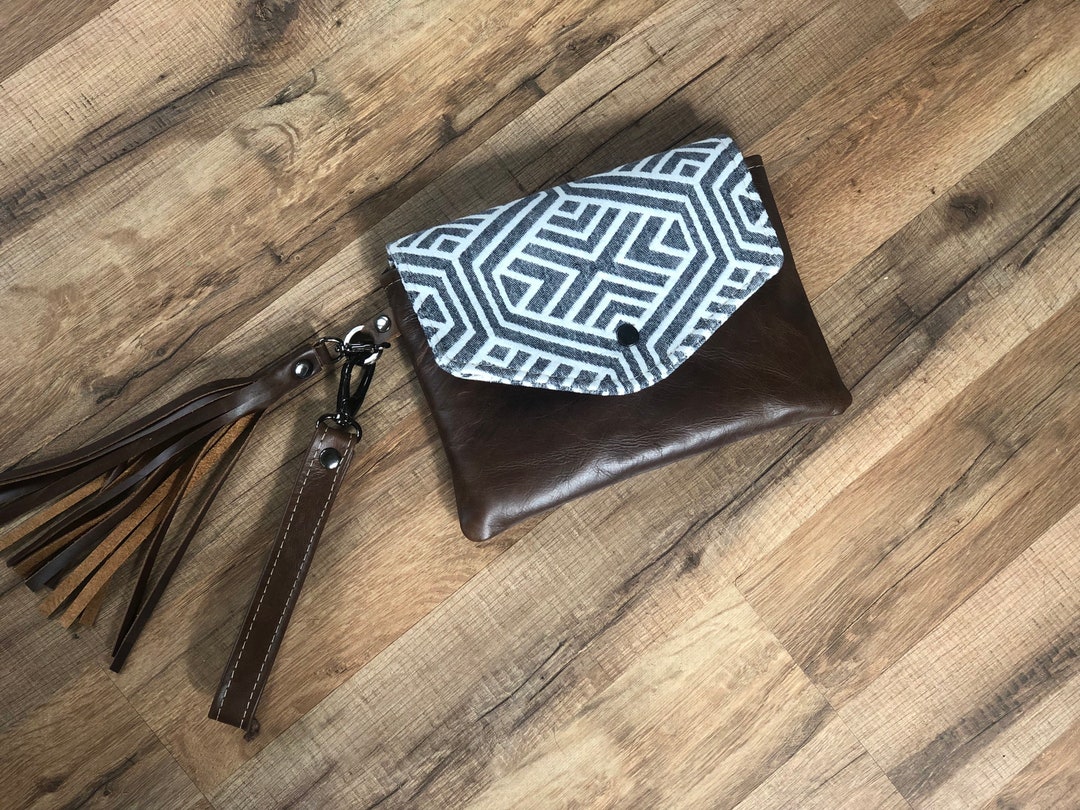 Simple Flap Clutch W/wrinkled Handle main image 1