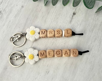 Personalized beaded keychain, Teacher appreciation gift, Mom gift, Grandma gift personalize, Daisy keychain, Mothers day gift, Teacher gift