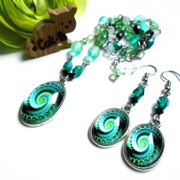 Parure bijoux boucles d'oreilles pendantes et collier perles avec un cabochon spirale vert émeraude noir et blanc