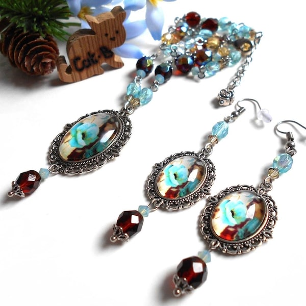 Parure bijoux boucles d'oreilles pendantes et collier perles avec un cabochon fleurs marron bleu opale beige