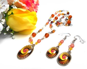 Parure bijoux boucles d'oreilles pendantes et collier perles avec un cabochon spirale jaune marron padparadscha opale