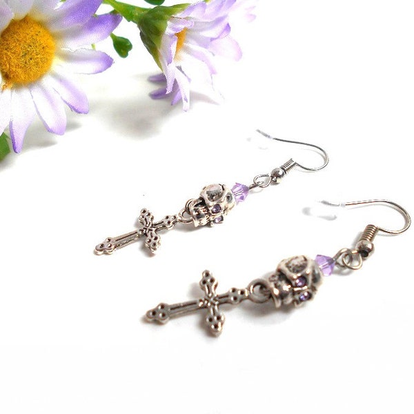 Boucles d'oreilles pendantes gothique tête de mort et croix avec des perles toupies et des strass en cristal violet