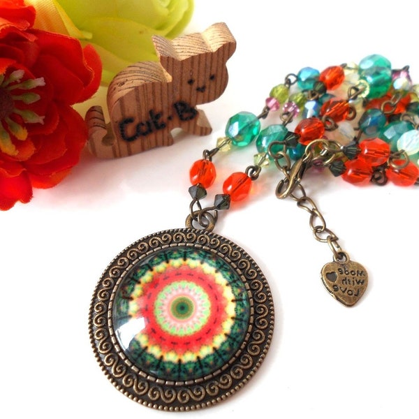 Collier perles multicolores avec un pendentif mandala de style ethnique