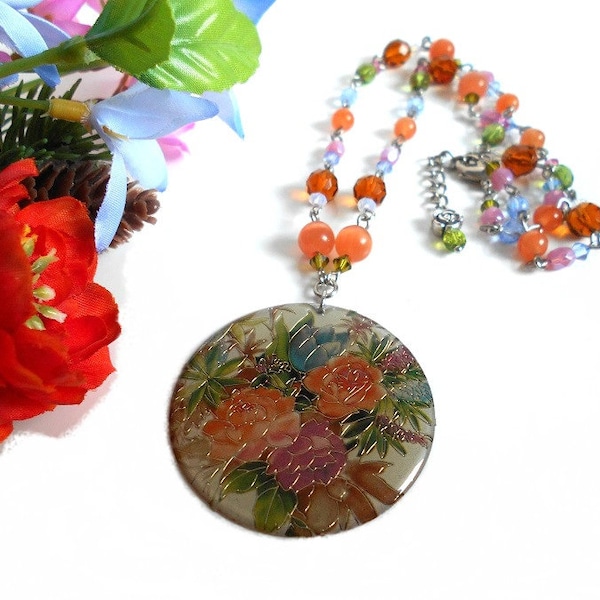 Collier perles multicolore grand pendentif rond motif fleurs orange bleu saphir vert rose et marron