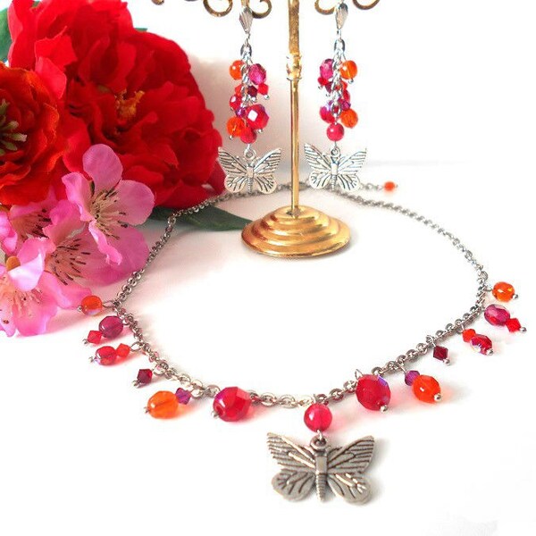 Parure bijoux boucles d'oreilles pendantes grappe et collier à breloques papillon et perles orange rouge et fuchsia