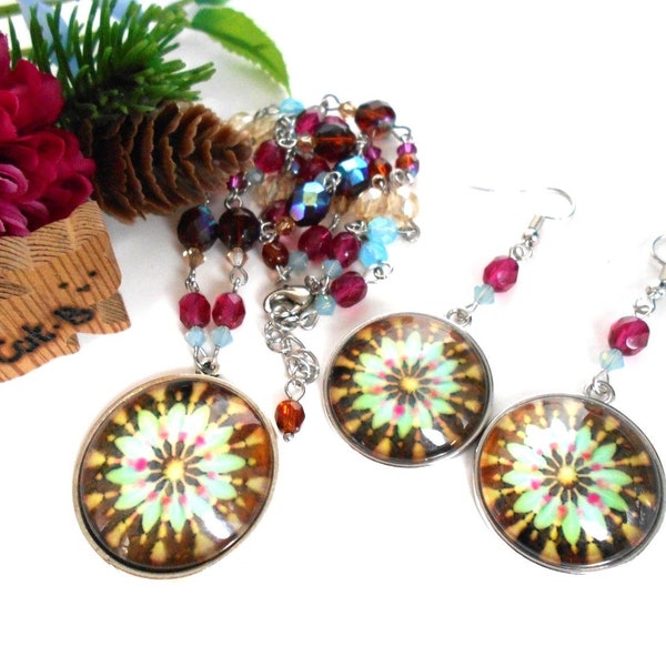 Parure bijoux boucles d'oreilles pendantes et collier perles avec un cabochon mandala marron bleu et fuchsia