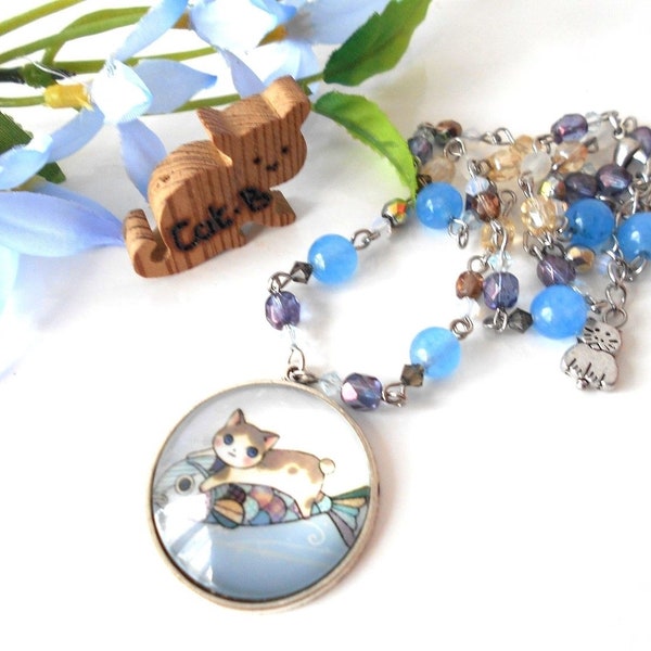 Collier perles pendentif chat poisson kawaii bleu saphir marron banc et violet