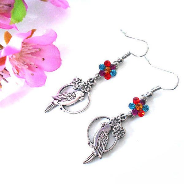 Boucles d'oreilles pendante oiseaux en métal argenté vieilli et fleurs en cristal Swarovski multicolore