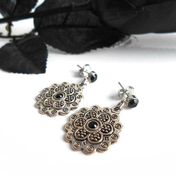Boucles d'oreilles pendantes noires mandala en métal argenté vieilli avec des strass en cristal S.. jet, noir