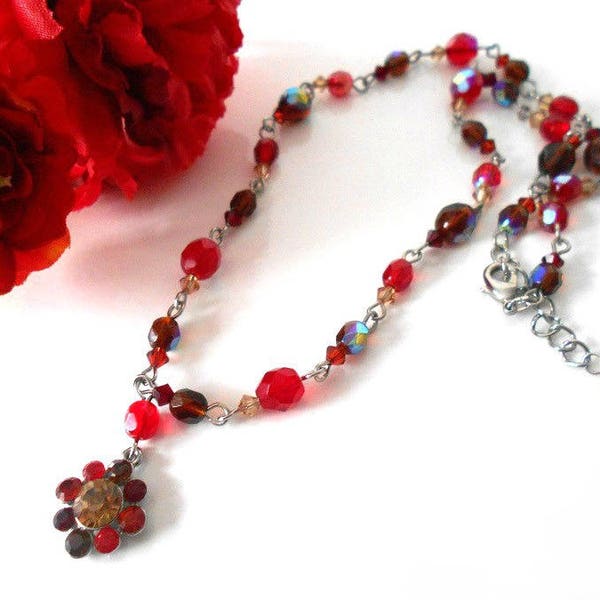 Collier perles avec un pendentif en cristal  rouge et marron