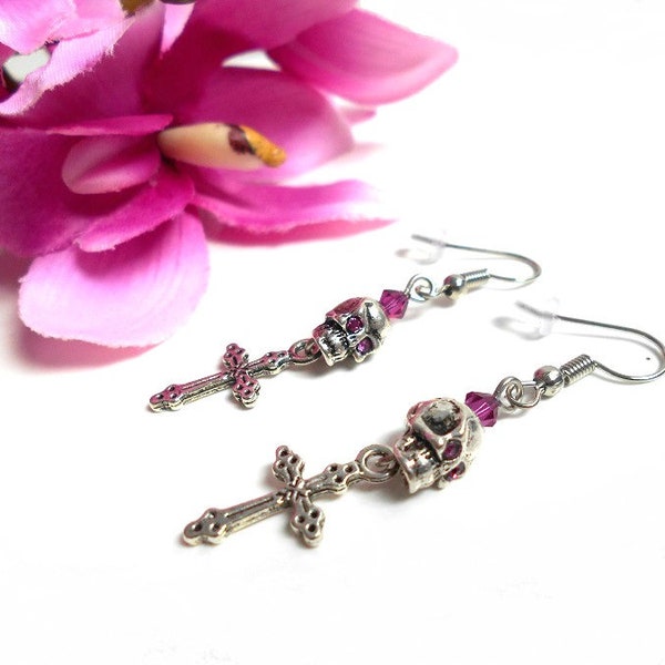 Boucles d'oreilles pendantes gothique tête de mort et croix avec des perles toupies et des strass en cristal fuchsia