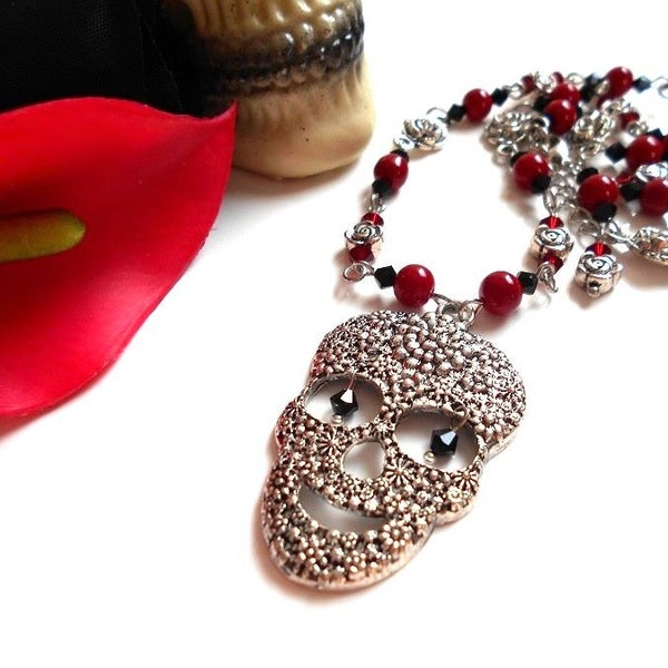Collier grand pendentif tête de mort Calavera fleurs avec des perles rondes rouges et perles toupies en cristal  siam et jet