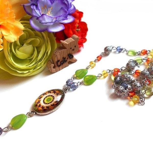 Collier perles multicolore cabochon ovale motif mandala vert violet orange et jaune