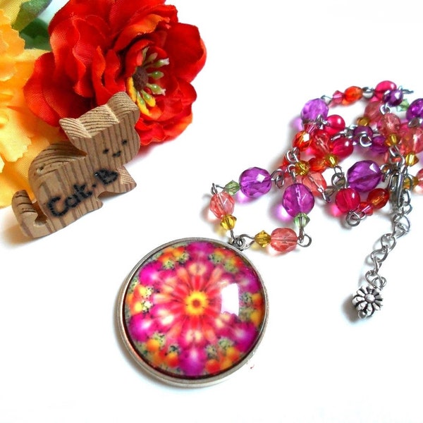 Collier perles multicolore pendentif mandala orange violet fuchsia jaune et vert