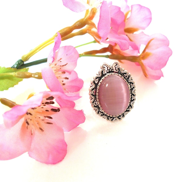 Bague ovale avec un cabochon en verre oeil de chat rose