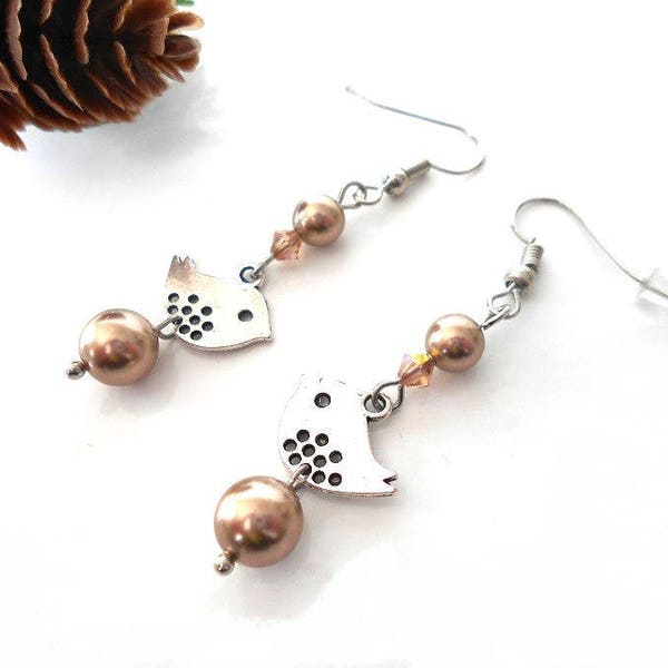 Boucles d'oreilles pendantes oiseau perles nacre et toupies en cristal  marron ou vert au choix