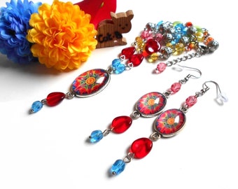Parure bijoux boucles d'oreilles pendantes et collier perles avec un cabochon mandala multicolore