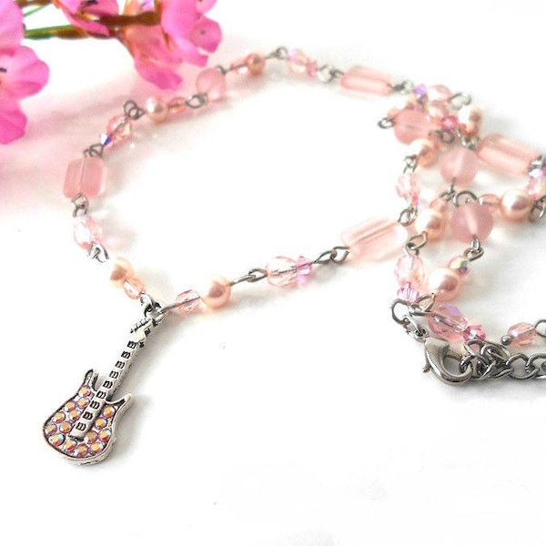 Collier perles rose clair pendentif guitare en cristal