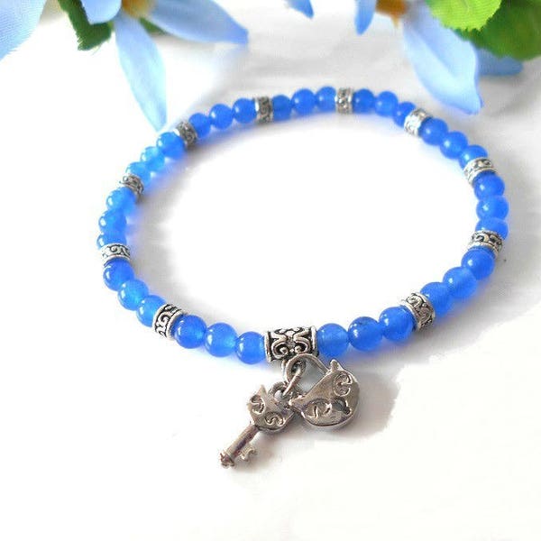 Bracelet élastique bleu royal perles agates et breloques cadenas et clef tête de chat