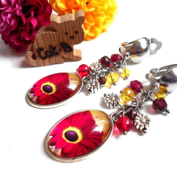 Boucles d'oreilles clips pendantes avec un cabochon ovale fleur et des perles fuchsia et jaune