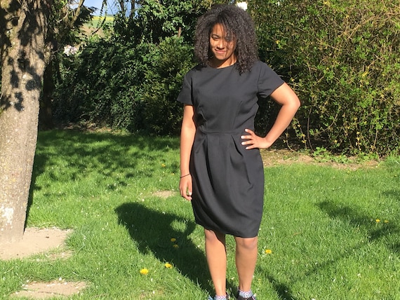 Robe Noire Lola Taille 44 - Manches Courtes, Col Cheminée, Très Bon état