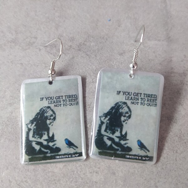 Boucles d’oreilles en résine Bansky dangle, Bansky street art,