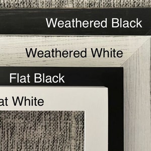 Op de afbeelding: Vier fotolijsten in verschillende stijlen en kleuren: verweerd zwart, verweerd wit, vlak zwart en vlak wit.