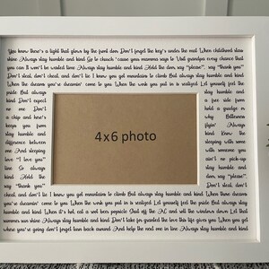 Op de afbeelding: Een wit fotolijstje met een fotoopening van 10,2 x 15,2 cm. De lijst heeft een witte passe-partout en een zwarte inscriptie die luidt: "You know there's a light that glows by the front door Don't forget the key's under the mat When childhood slaw shine Always stay humble and kind Go to chuch 'cause your mamma says to Vail grandpa every chance that you can Il won't be wealed time Always slay humble and kind Hold the deer say "please", say "thank you" Don't steal, don't cheal, and dew't lie I know you get mountains le climb Bul always slay humble and kind When the dreams you're dreamin' come to you When the work you pul in is realized Let youself feel the pride But always kind Don't expect one Don't stay humble and a pee side from hold a grudge or a chip and here's why Billeuses keeps you from stay humble and difference belween one And sleeping love "I love you" line So always kind Hold the say "thank you" cheal and don't lie I know you get mountains le climb Bul always stay humble and kind When those dreams you're dreamin' come to you When the work you pul in is realized Lel yourself feel the pride Bul always slay humble and kind When it's hol, cal a wel beer popsicle Shul off the M and roll the windows down Lel thal summer sun shine Always slay humble and kind Don't take for granted the love this life gives you When you gel where you're going don't forget turn back around And help the ned one in line Always stay humble and kind"