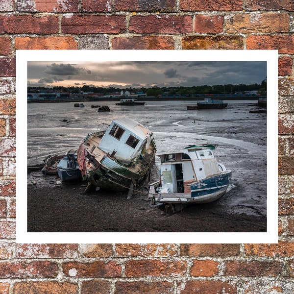 Bateaux abandonnés à Southampton | Paysage urbain marin du Royaume-Uni | moody scene - Impression photo giclée d'art sur papier satiné haute qualité | Chiffon en coton