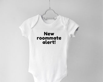 Alert o nowym współlokatorze, body niemowlęce, prezent na baby shower, ogłoszenie o narodzinach dziecka, zabawne body, ubranka dla niemowląt, afirmacje prezentów dla nowej mamy, zabawne body niemowlęce