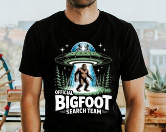 ビッグフット誘拐ユニセックスTシャツ：面白いサスカッチUFOシャツ