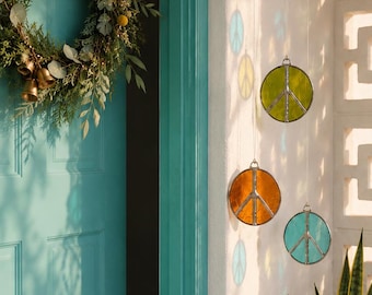 Handgefertigter Weihnachtsbaumschmuck mit Friedenssymbol aus Buntglas | Moderne Weihnachtsdekoration im Mid-Century-Stil | Weihnachten in Palm Springs | Rero-Baumschmuck