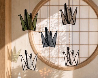 Japandi Origami-Kranich-Sonnenfänger aus Buntglas, minimalistische Fensterdekoration, japanisch inspiriertes Geschenk, neutrale moderne Wohndekoration