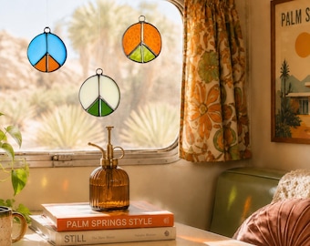 Friedenssymbol aus Buntglas fürs Wohnmobilfenster | Retro-Wohnmobildeko | Handgefertigter Friedenssymbol-Sonnenfänger | Vintage-Wohnwagen-Geschenk | Boho-Fensterdekoration