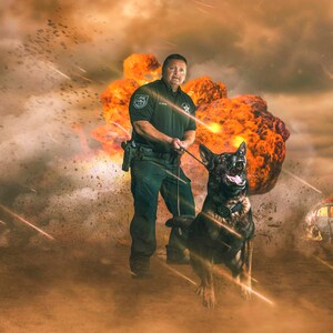 Pode incluir: Um oficial de polícia com uniforme verde está com um cão pastor alemão preto em frente a uma explosão de fogo. O oficial está segurando uma coleira e um cassetete. O cão parece alerta e pronto para trabalhar.