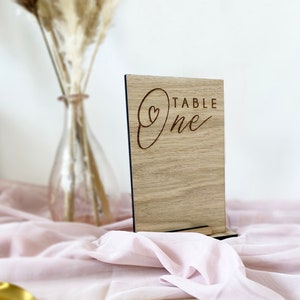 Numeri tavolo - Targhe con il nome del tavolo dell'evento di nozze in legno di quercia - Segno di nozze - Segno di nozze tagliato al laser in rovere - Matrimonio rustico