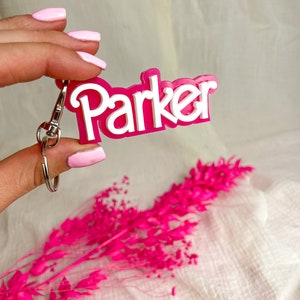 Porte-clés personnalisé pour poupée, police de style rose personnalisée, porte-clés - breloque pour sac d'école - porte-clés maison en acrylique rose - police de caractères
