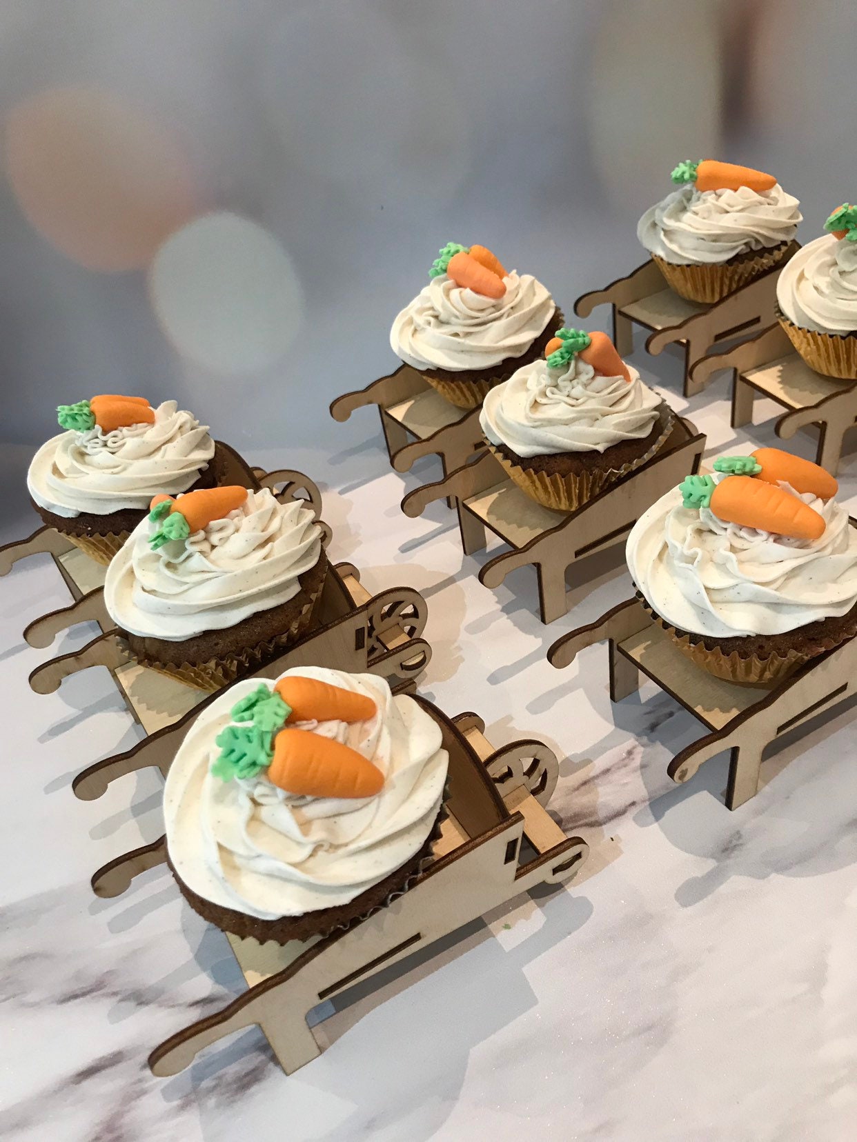 Kit Décoration Cupcakes Peter Rabbit™ - 12 Pics + 16 Caissettes | Papier Résistant Graisse, Cuisson Jusqu'à 220°C, Sécurité Alimentaire
