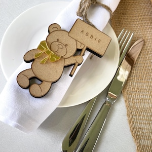 Carte de visite pour baby shower ours en peluche - Prénom en bois - Nous pouvons attendre avec impatience l'étiquette cadeau en bois gravée personnalisée