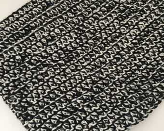 Crochet // Black and White Cowl